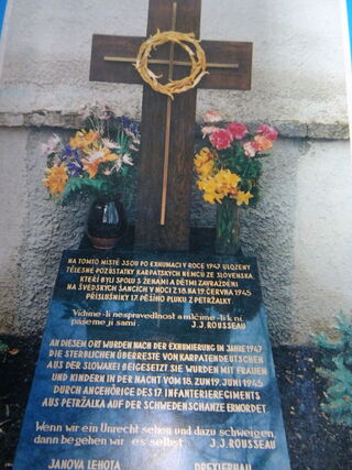 Hrob s pozůstatky karpatských Němců zastřelených v červnu 1945 u Přerova. Zdroj: archiv pamětníka